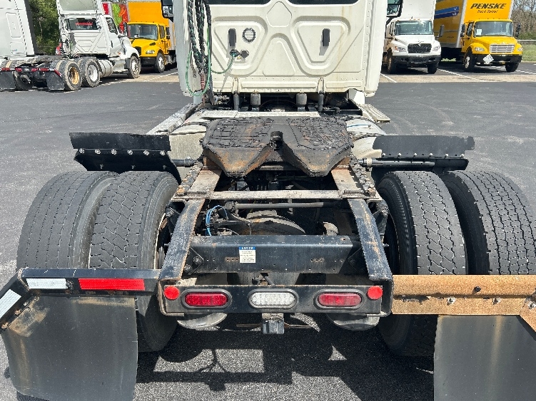 2019 Freightliner Cascadia in Lexington, KY — photo 6