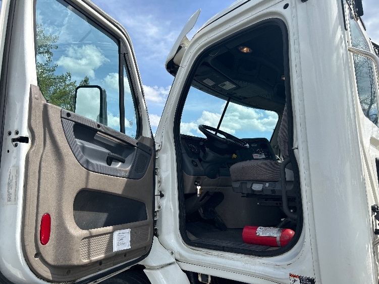 2019 Freightliner Cascadia in Lexington, KY — photo 9