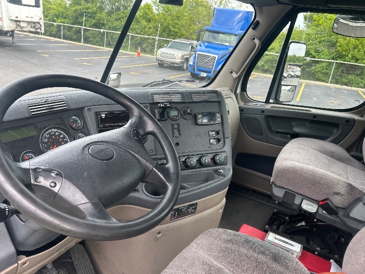 2019 Freightliner Cascadia in Indianapolis, IN — photo 10