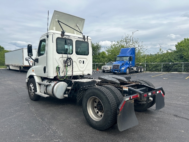 2019 Freightliner Cascadia in Indianapolis, IN — photo 5