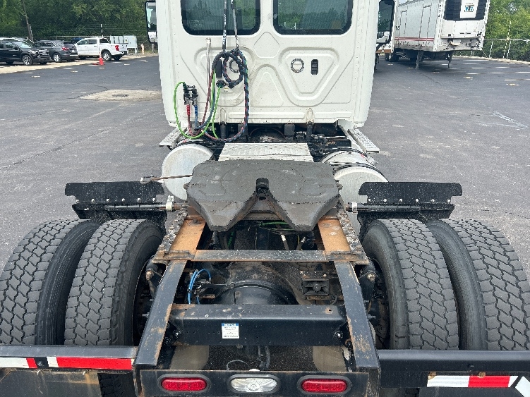 2019 Freightliner Cascadia in Indianapolis, IN — photo 6