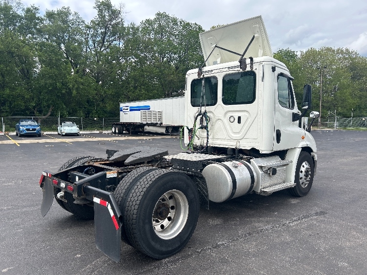 2019 Freightliner Cascadia in Indianapolis, IN — photo 7