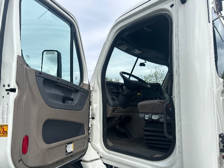 2019 Freightliner Cascadia in Indianapolis, IN — photo 9