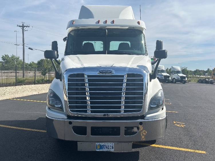 2019 Freightliner Cascadia in La Porte, IN — photo 2