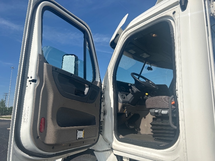 2019 Freightliner Cascadia in La Porte, IN — photo 9