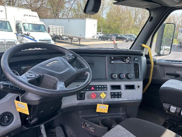 2019 Freightliner Cascadia in Indianapolis, IN — photo 10