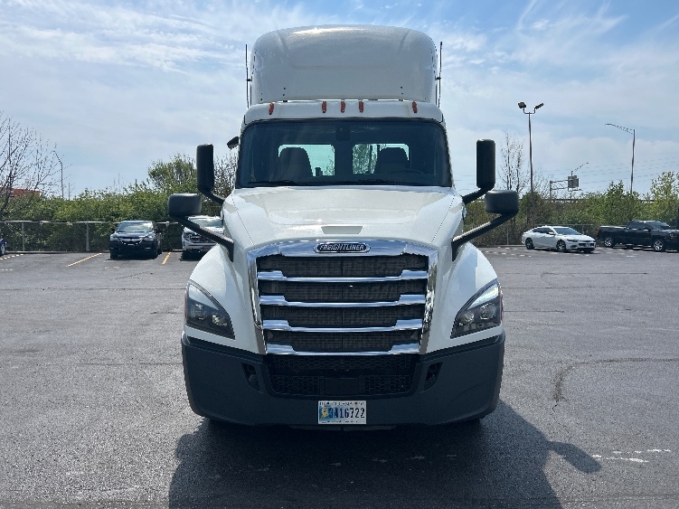 2019 Freightliner Cascadia in Indianapolis, IN — photo 2