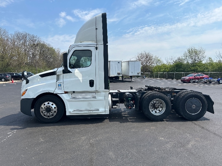 2019 Freightliner Cascadia in Indianapolis, IN — photo 4