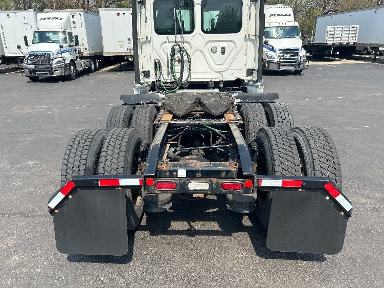 2019 Freightliner Cascadia in Indianapolis, IN — photo 6