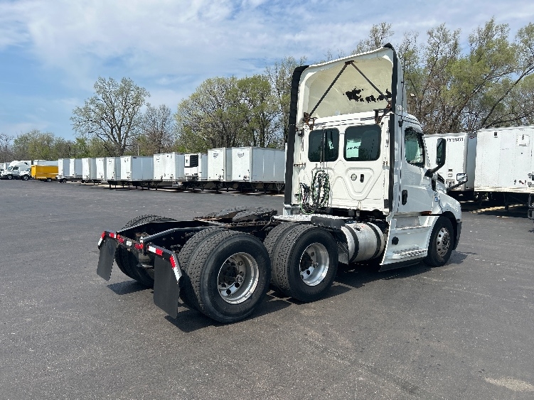 2019 Freightliner Cascadia in Indianapolis, IN — photo 7