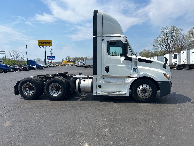 2019 Freightliner Cascadia in Indianapolis, IN — photo 8