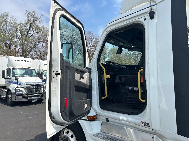 2019 Freightliner Cascadia in Indianapolis, IN — photo 9