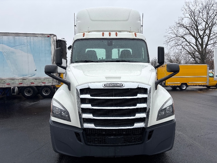 2019 Freightliner Cascadia in Indianapolis, IN — photo 2