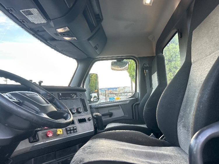 2020 Freightliner Cascadia in Torrance, CA — photo 10