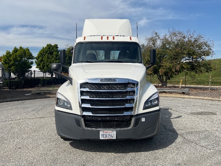 2020 Freightliner Cascadia in Torrance, CA — photo 2