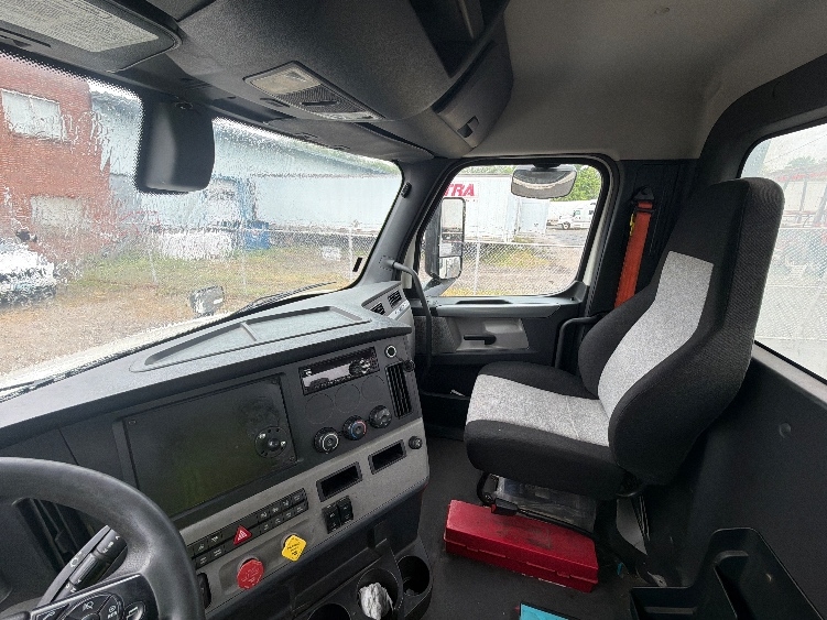 2019 Freightliner Cascadia in Baltimore, MD — photo 10