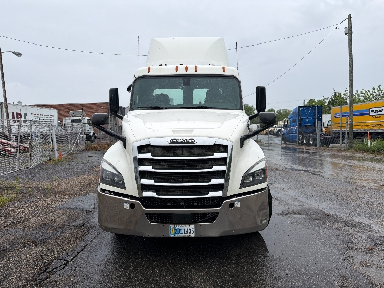 2019 Freightliner Cascadia in Baltimore, MD — photo 2