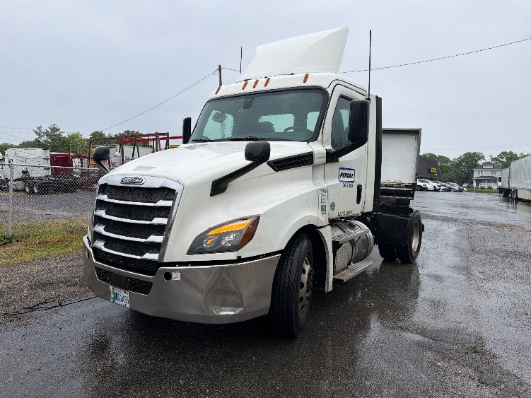 2019 Freightliner Cascadia in Baltimore, MD — photo 3