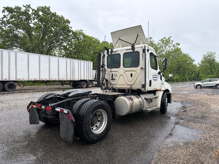 2019 Freightliner Cascadia in Baltimore, MD — photo 7