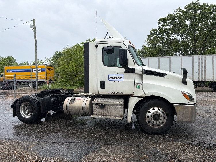 2019 Freightliner Cascadia in Baltimore, MD — photo 8