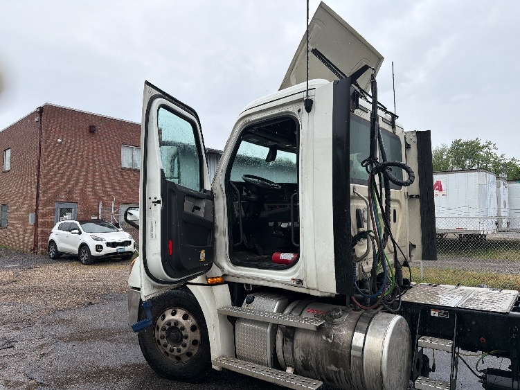 2019 Freightliner Cascadia in Baltimore, MD — photo 9