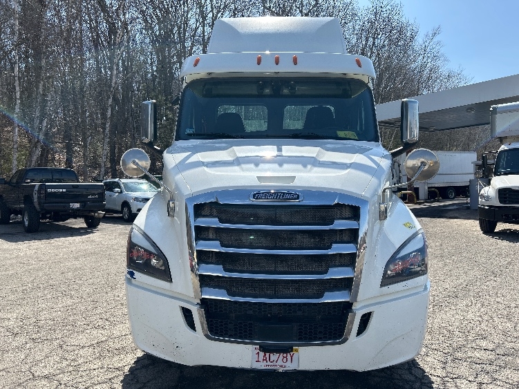 2019 Freightliner Cascadia in Auburn, MA — photo 2