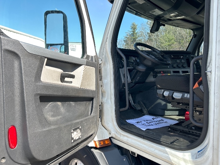 2019 Freightliner Cascadia in Auburn, MA — photo 9
