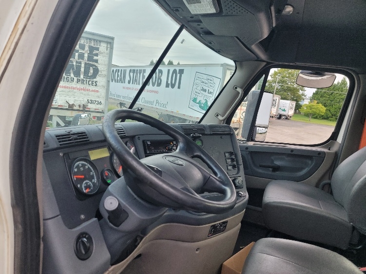 2019 Freightliner Cascadia in Fitchburg, MA — photo 10