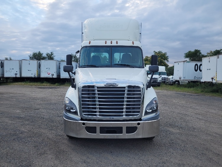 2019 Freightliner Cascadia in Fitchburg, MA — photo 2
