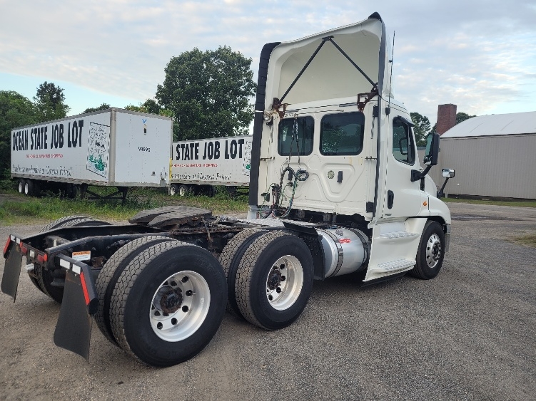 2019 Freightliner Cascadia in Fitchburg, MA — photo 7