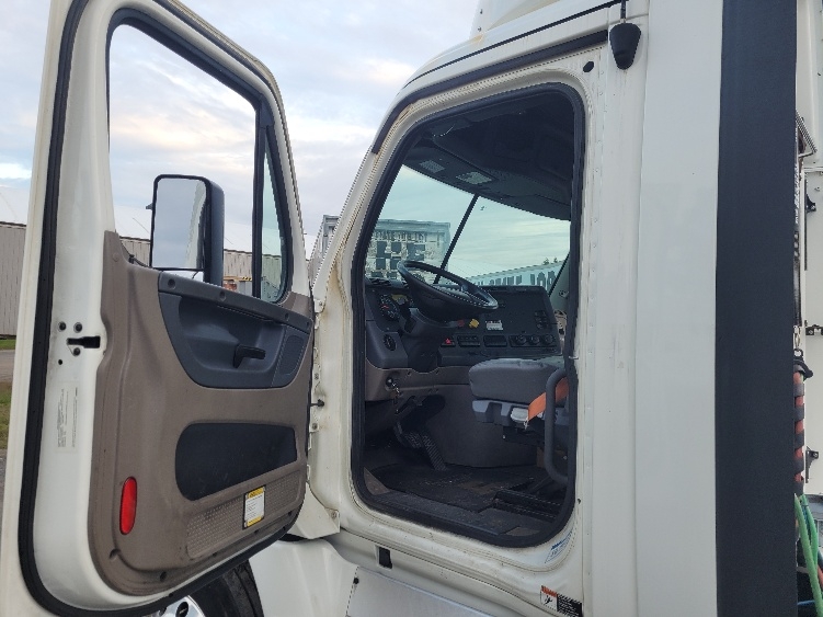 2019 Freightliner Cascadia in Fitchburg, MA — photo 9