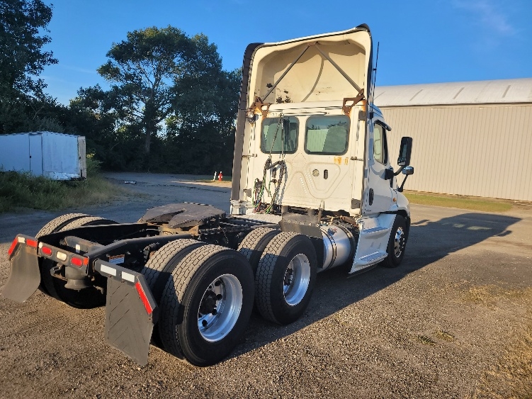 2019 Freightliner Cascadia in Fitchburg, MA — photo 7