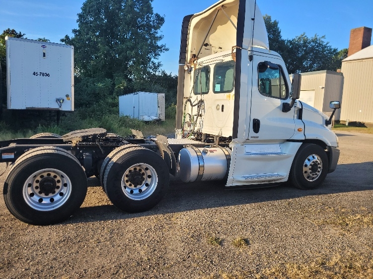 2019 Freightliner Cascadia in Fitchburg, MA — photo 8
