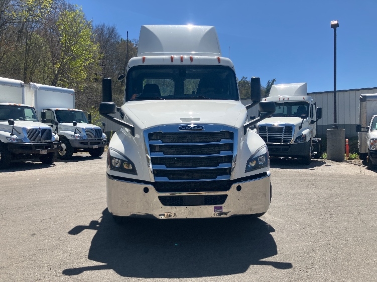 2019 Freightliner Cascadia in Auburn, MA — photo 2