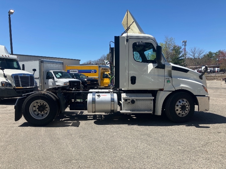 2019 Freightliner Cascadia in Auburn, MA — photo 8