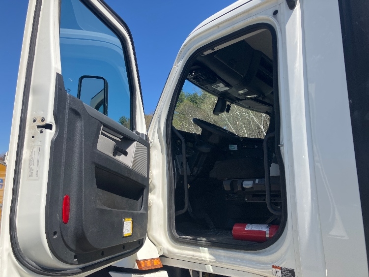 2019 Freightliner Cascadia in Auburn, MA — photo 9