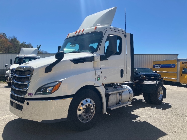 2019 Freightliner Cascadia in Auburn, MA — photo 3