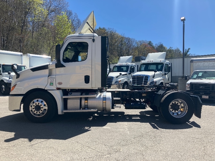 2019 Freightliner Cascadia in Auburn, MA — photo 4