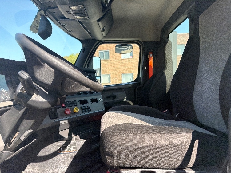2019 Freightliner Cascadia in Baltimore, MD — photo 10