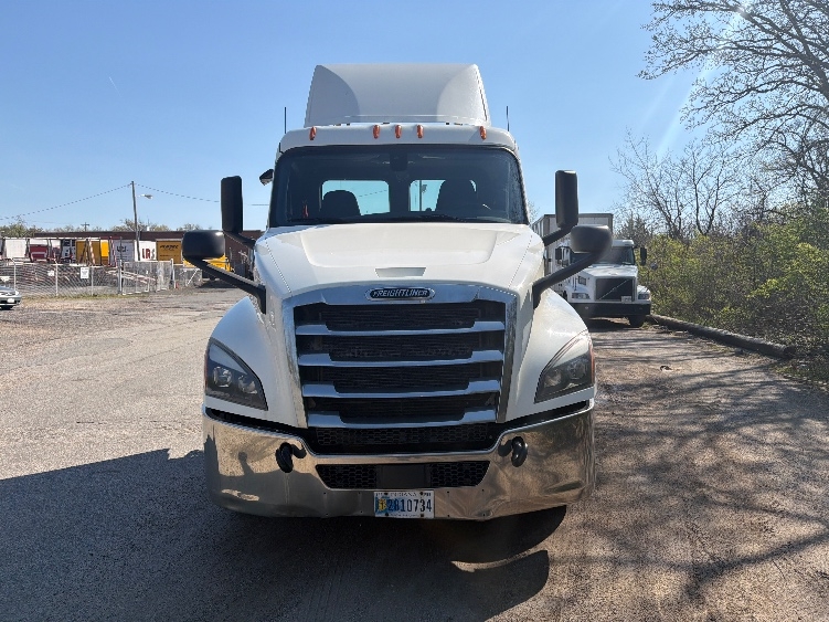 2019 Freightliner Cascadia in Baltimore, MD — photo 2