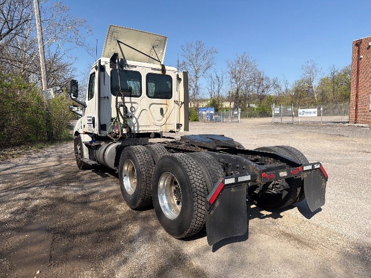 2019 Freightliner Cascadia in Baltimore, MD — photo 5