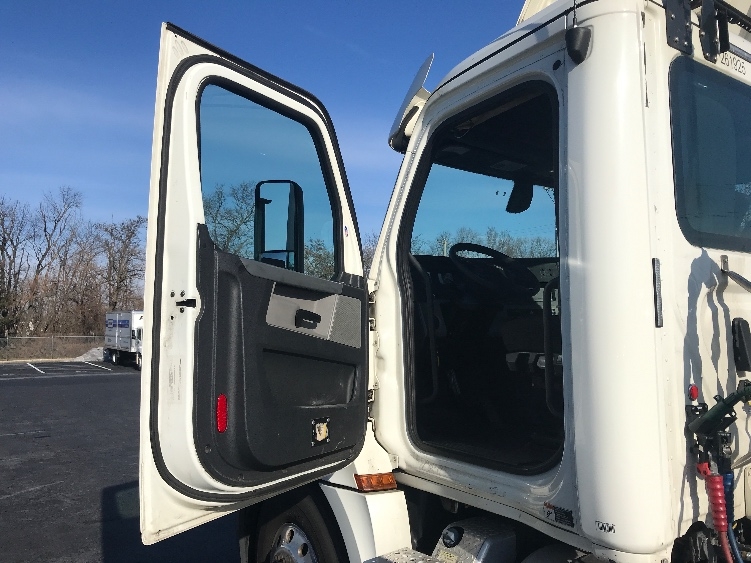 2019 Freightliner Cascadia in Bensalem, PA — photo 9