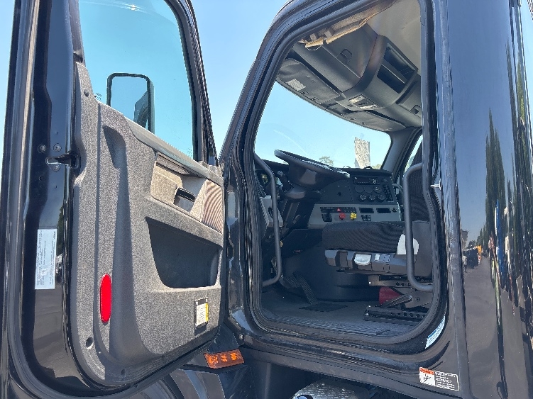 2019 Freightliner Cascadia in Conover, NC — photo 9