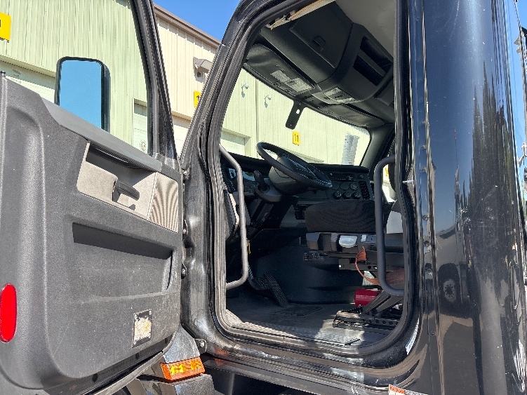 2019 Freightliner Cascadia in Concord, NC — photo 9