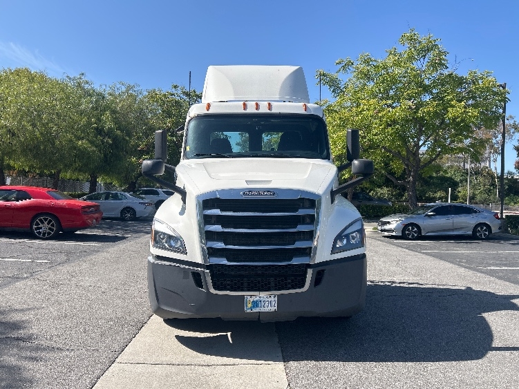 2019 Freightliner Cascadia in Fontana, CA — photo 2