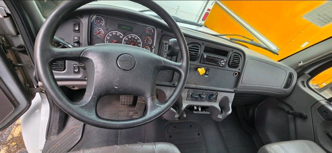 2019 Freightliner M2 106 in Middlefield, OH — photo 6