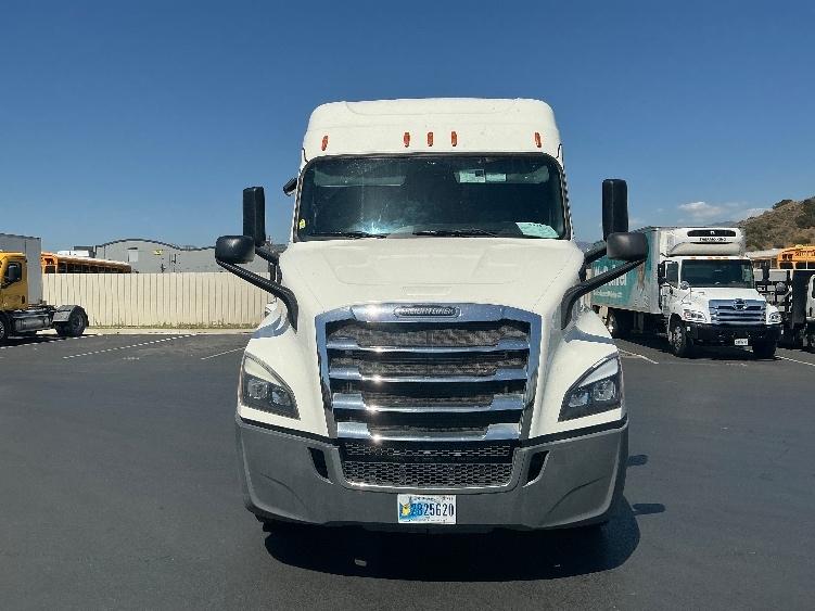 2019 Freightliner Cascadia in Torrance, CA — photo 2
