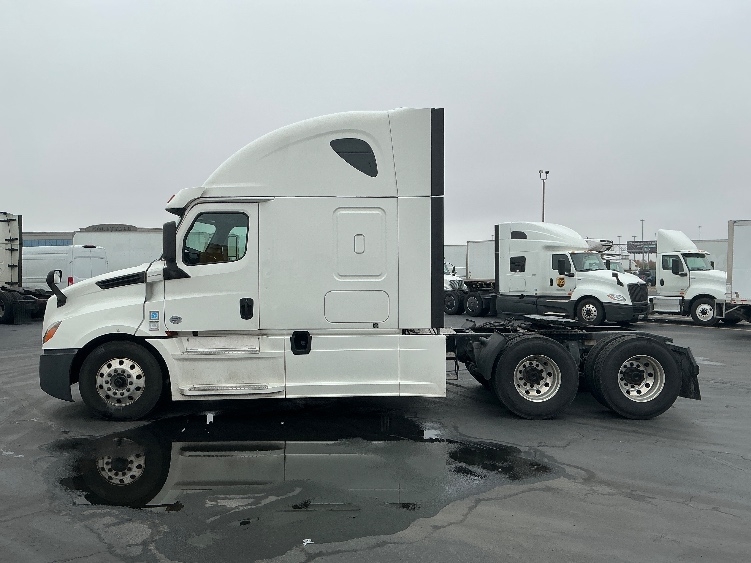 2020 Freightliner Cascadia in Columbus, OH — photo 4