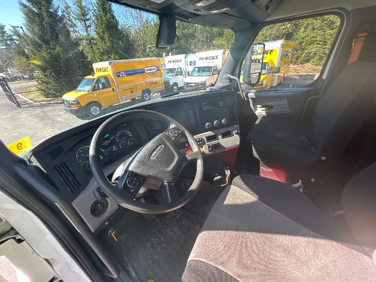 2019 Freightliner Cascadia in Londonderry, NH — photo 10