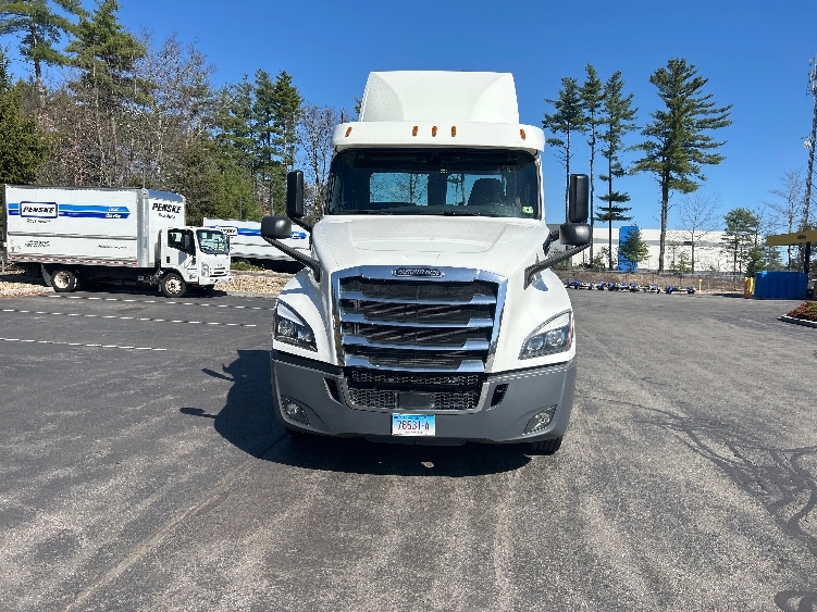 2019 Freightliner Cascadia in Londonderry, NH — photo 2